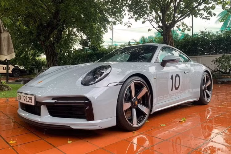 Bên cạnh tay chơi Cường Đô la, ông Đặng Lê Nguyên Vũ cũng sở hữu một chiếc Porsche 911 Sport Classic bản giới hạn với số đeo 10. Tại Việt Nam, mẫu xe này có giá khởi điểm khoảng 19,22 tỷ đồng (chưa tính thuế và phí ra biển số xe).