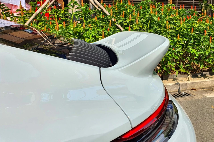 Chủ nhân của chiếc xe đã lựa chọn chất liệu da cao cấp Semi-Aniline màu nâu Classic Cognac và vải Pepita. Logo mang số thứ tự 1202/1250 được đặt tại bảng taplo ghế phụ.