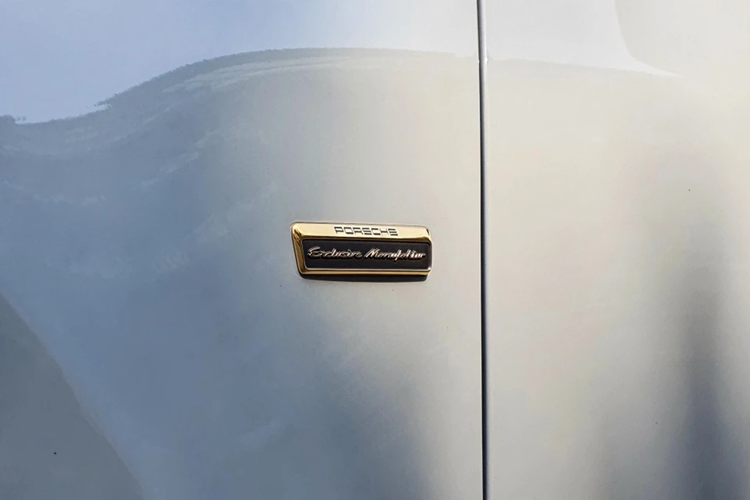 Chiếc xe Porsche 911 Sport Classic của Cường Đô la sở hữu màu sơn gốc xám Sport Grey kết hợp cùng bộ tem đua cổ điển. Nắp capo và phần mui double-bubble được chế tác từ chất liệu sợi carbon CFRP.