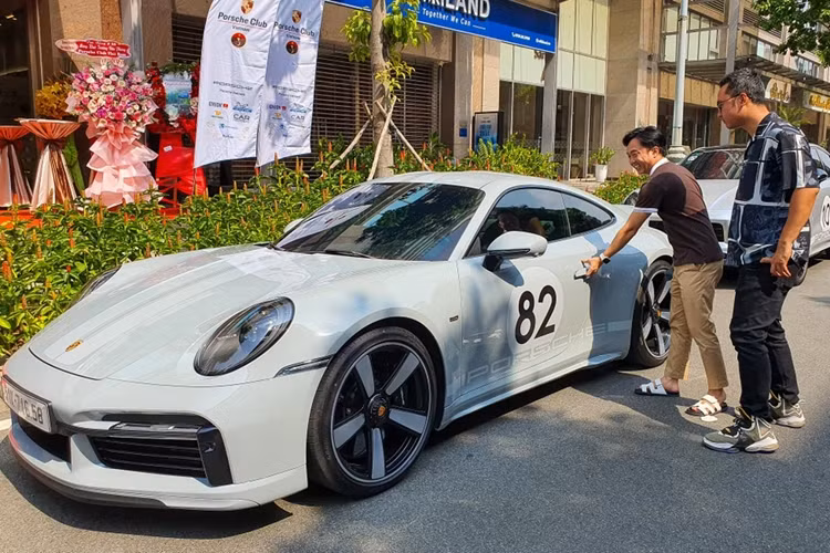 Chiếc xe được bàn giao cho vị doanh nhân này vào tháng 6/2023. Ra mắt vào tháng 4/2022, Porsche 911 Sport Classic tại Việt Nam là mẫu xe thứ 2 thuộc dải sản phẩm Heritage Design, sau chiếc 911 Targa 4S Heritage Design Edition 2020.