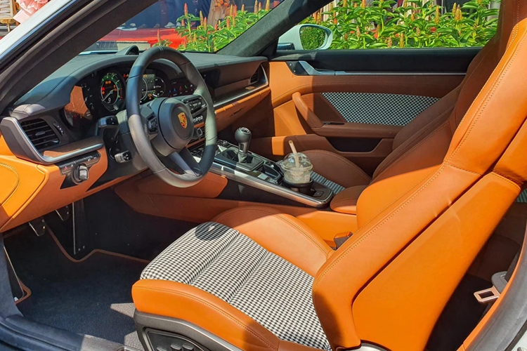 Dựa trên nền tảng 911 Turbo S, Porsche 911 Sport Classic sở hữu động cơ boxer 6 xy-lanh twin-turbo dung tích 3.7L, công suất 550 mã lực và mô-men xoắn 600 Nm.