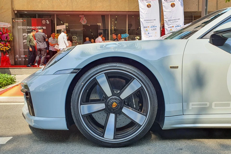 Logo Porsche Heritage gợi nhớ đến chiếc Porsche 356 của những năm 1950 ở vị trí tương tự khi chiếc xe này hoàn thành chặng đường 100.000 km.