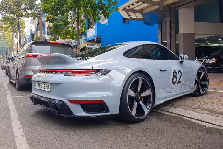 Xe cũng được trang bị tiêu chuẩn phanh Ceramic Composite (PCCB) với kẹp phanh màu đen, hệ thống kiểm soát khung gầm (PDCC), chức năng đánh lái bánh sau, gói Sport Chrono và hệ thống ống xả thể thao được tinh chỉnh lại.