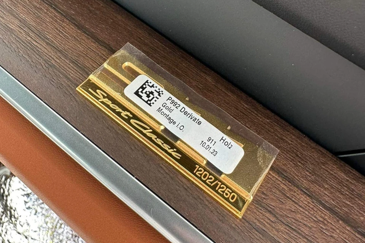 Phiên bản này chỉ có duy nhất tùy chọn hộp số sàn 7 cấp, giúp cho 911 Sport Classic là một trong những mẫu 911 trang bị hộp số sàn mạnh mẽ nhất từng được sản xuất.