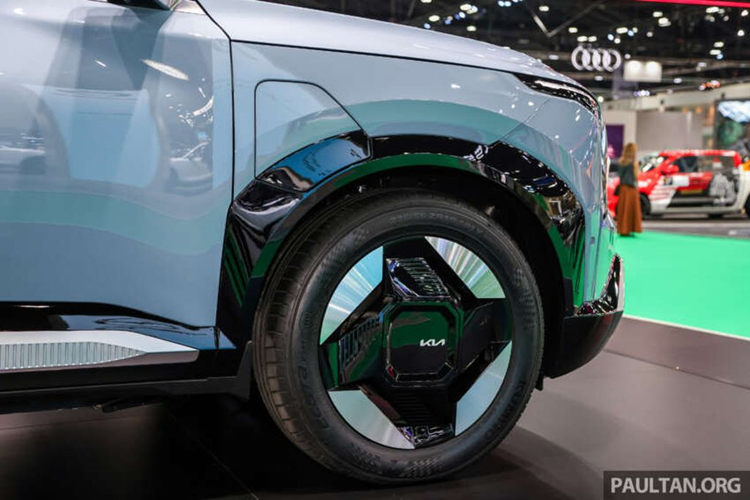 Cụm đèn pha hình tam giác gồm các bóng LED nhỏ, kết hợp với dải đèn chiếu sáng ban ngày vắt ngang khu vực đầu xe. Bên dưới là hốc gió trung tâm hình thang rộng với phần viền dày dặn, ốp màu bạc xung quanh tạo nên dáng vẻ mạnh mẽ hầm hố cho chiếc SUV.