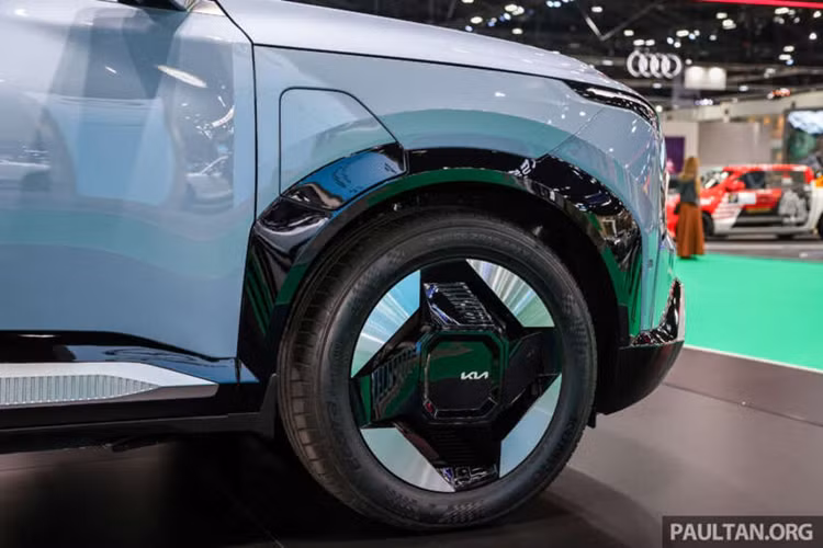 Cụm đèn pha hình tam giác gồm các bóng LED nhỏ, kết hợp với dải đèn chiếu sáng ban ngày vắt ngang khu vực đầu xe. Bên dưới là hốc gió trung tâm hình thang rộng với phần viền dày dặn, ốp màu bạc xung quanh tạo nên dáng vẻ mạnh mẽ hầm hố cho chiếc SUV.