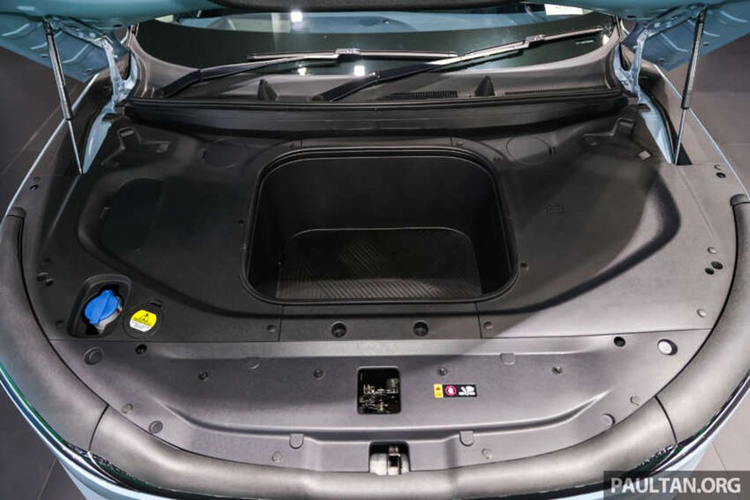 Thêm vào đó là gương chiếu hậu chống chói tự động, sạc điện thoại không dây, ghế phụ lái chỉnh điện và đèn viền trang trí nội thất . Về truyền động, Kia EV5 tại Thái Lan được cung cấp hai tuỳ chọn động cơ. Bản dẫn động cầu trước dùng một mô-tơ điện, cho công suất 215 mã lực và mô-men xoắn 310Nm.