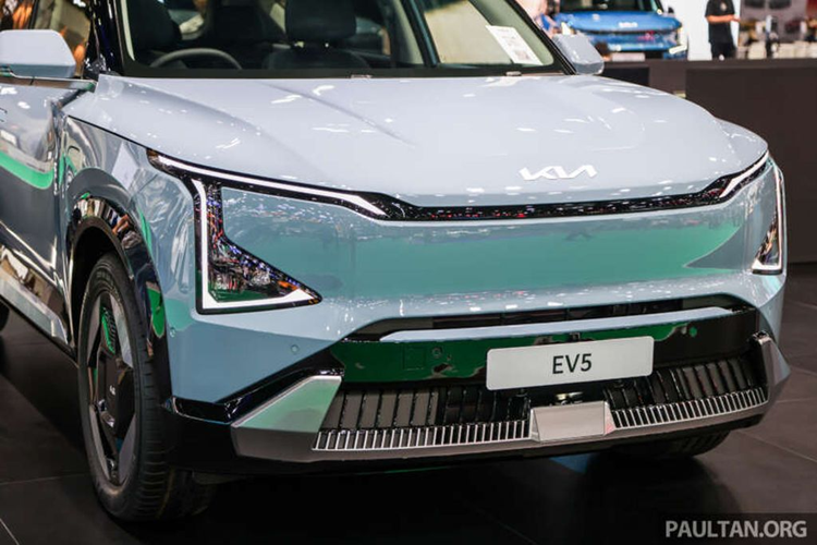 Về thiết kế, mẫu xe SUV điện Kia EV5 vẫn được áp dụng triết lý Opposites United (tạm dịch: Sự thống nhất của các mặt đối lập) với những đường nét tạo hình vuông vắn, cứng cáp. Mặt ca lăng kín mang tạo hình mà Kia gọi là "Digital Tiger Face".