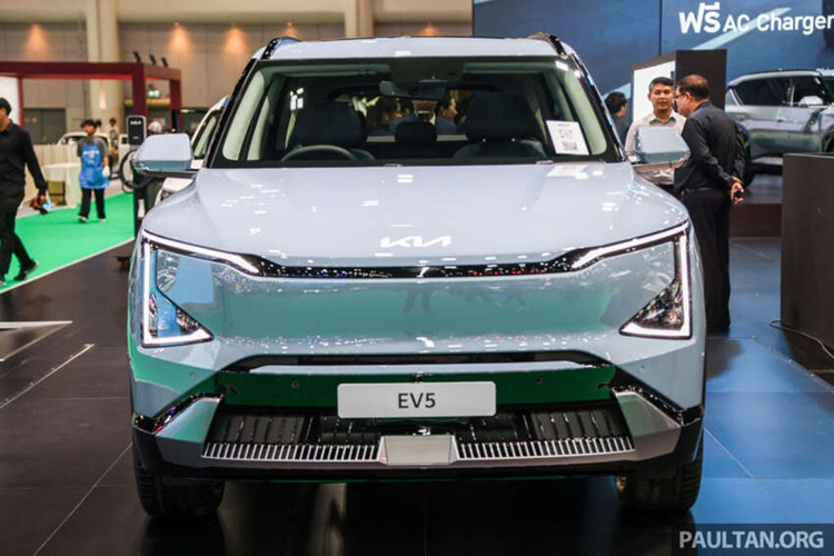 Theo đó tại xứ chùa Vàng, Kia EV5 được phân phối với 4 phiên bản, gồm Light, Air, Long Range và Earth Exclusive AWD. Mức giá xe Kia EV5 2024 dao động từ 1,249 - 1,749 triệu Baht (khoảng 849 - 1,189 tỷ đồng).