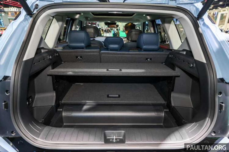 Đây là cấu hình tiêu chuẩn ở các phiên bản Light, Air và Earth Long Range. Khối động cơ này cho phép xe tăng tốc 0-100km/h trong 8,5 giây và tốc độ tối đa 185km/h. Trong khi đó bản dẫn động hai cầu Earth Exclusive AWD dùng hai mô-tơ điện, cho công suất kết hợp đạt 308 mã lực và mô-men xoắn 480Nm.