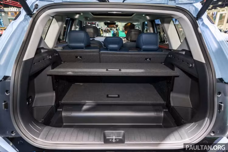 Đây là cấu hình tiêu chuẩn ở các phiên bản Light, Air và Earth Long Range. Khối động cơ này cho phép xe tăng tốc 0-100km/h trong 8,5 giây và tốc độ tối đa 185km/h. Trong khi đó bản dẫn động hai cầu Earth Exclusive AWD dùng hai mô-tơ điện, cho công suất kết hợp đạt 308 mã lực và mô-men xoắn 480Nm.