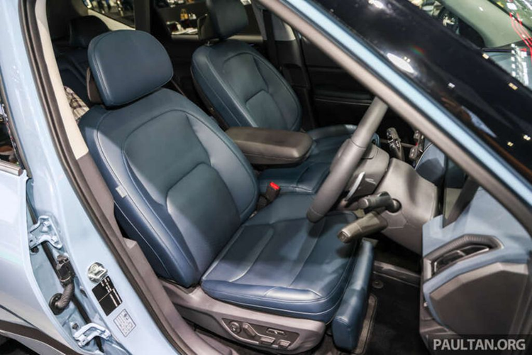 Mâm xe hợp kim kích thước 18 inch hoặc 19 inch, tùy phiên bản có thiết kế bất đối xứng độc đáo. Di chuyển ra phía sau, Kia EV5 có cụm đèn hậu LED nằm dọc và 2 dải đèn LED thanh mảnh nằm vắt ngang trên cửa cốp, lấy cảm hứng thiết kế từ bản đồ sao. Cản sau màu bạc thiết kế vuông vắn, tích hợp bộ khuếch tán gió giả.