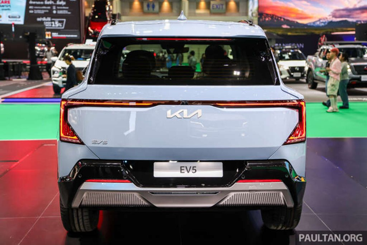 Đối với các bản cao cấp, xe sẽ có thêm các tính năng an toàn như cảnh báo điểm mù, cảnh báo/tránh va chạm với phương tiện cắt ngang khi lùi và cảnh báo phương tiện đến gần khi mở cửa.