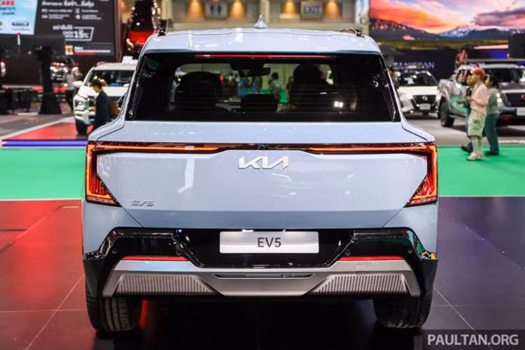 Đối với các bản cao cấp, xe sẽ có thêm các tính năng an toàn như cảnh báo điểm mù, cảnh báo/tránh va chạm với phương tiện cắt ngang khi lùi và cảnh báo phương tiện đến gần khi mở cửa.