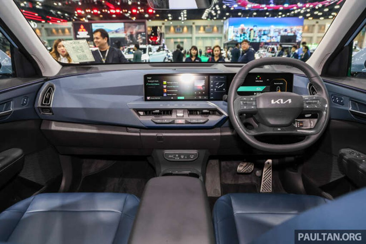 Trên bản tiêu chuẩn, Kia EV5 có: vô lăng 4 chấu bọc da, tích hợp phần lớn các phím chức năng của xe; ghế bọc da tổng hợp; ghế lái chỉnh điện; điều hòa tự động 2 vùng; kết nối Apple CarPlay/Android Auto không dây và hệ thống âm thanh 6 loa.