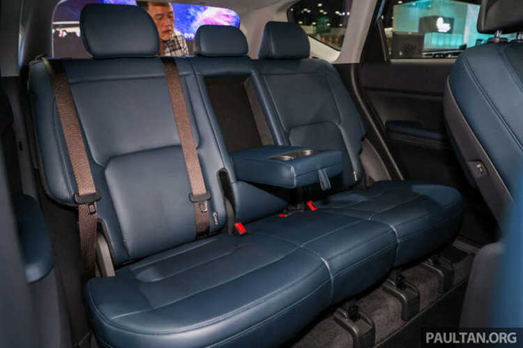 Trong khi đó, trên phiên bản cao cấp xe sẽ được trang bị ghế lái Relaxation chỉnh điện/sưởi/làm mát/massage/nhớ vị trí; màn hình hiển thị thông tin kính lái HUD; ngăn chứa đồ đa dụng có thể chỉnh nhiệt độ từ 5 - 55 độ C; bàn gấp tích hợp vào lưng ghế trước và hệ thống âm thanh Harman Kardon 10 vị trí xung quanh xe.