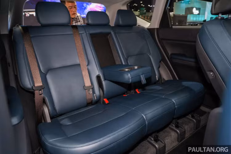 Trong khi đó, trên phiên bản cao cấp xe sẽ được trang bị ghế lái Relaxation chỉnh điện/sưởi/làm mát/massage/nhớ vị trí; màn hình hiển thị thông tin kính lái HUD; ngăn chứa đồ đa dụng có thể chỉnh nhiệt độ từ 5 - 55 độ C; bàn gấp tích hợp vào lưng ghế trước và hệ thống âm thanh Harman Kardon 10 vị trí xung quanh xe.