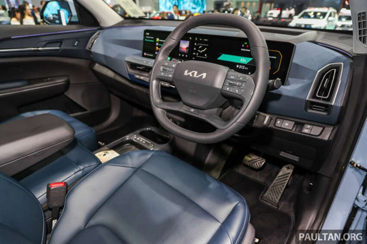 Bên trong cabin, nội thất của Kia EV5 tối giản nhưng không kém phần hiện đại, sang trọng. Cụm đồng hồ kỹ thuật số và màn hình thông tin giải trí được ghép lại thành một màn hình siêu dài, có kích thước khoảng 12,3 inch.