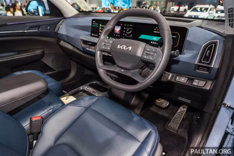 Bên trong cabin, nội thất của Kia EV5 tối giản nhưng không kém phần hiện đại, sang trọng. Cụm đồng hồ kỹ thuật số và màn hình thông tin giải trí được ghép lại thành một màn hình siêu dài, có kích thước khoảng 12,3 inch.