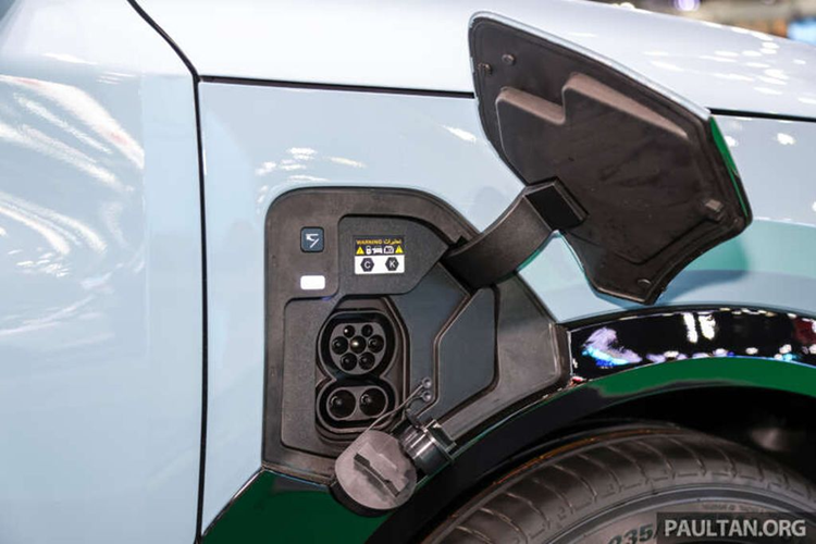 Xe có khả năng tăng tốc từ 0 lên 100km/h trong 6,1 giây, còn tốc độ tối đa vẫn là 185km/h. Về an toàn, Kia EV5 được trang bị tiêu chuẩn 7 túi khí, hệ thống hỗ trợ khởi hành ngang dốc, cân bằng điện tử, phanh tay điện tử, tự động giữ phanh tạm thời, hỗ trợ phanh khi xuống dốc