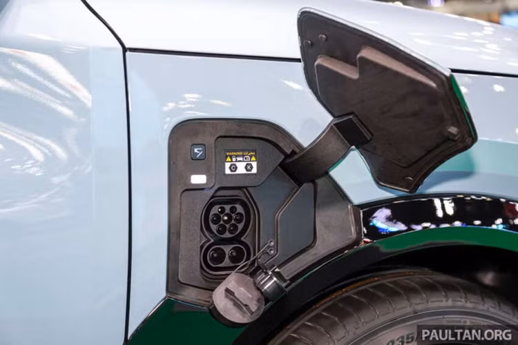 Xe có khả năng tăng tốc từ 0 lên 100km/h trong 6,1 giây, còn tốc độ tối đa vẫn là 185km/h. Về an toàn, Kia EV5 được trang bị tiêu chuẩn 7 túi khí, hệ thống hỗ trợ khởi hành ngang dốc, cân bằng điện tử, phanh tay điện tử, tự động giữ phanh tạm thời, hỗ trợ phanh khi xuống dốc