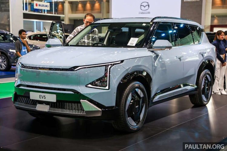 Tại Triển lãm ô tô quốc tế Bangkok (BIMS) năm nay, Kia đã chính thức giới thiệu mẫu SUV điện Kia EV5 2024 mới với người tiêu dùng Thái Lan. Đây là thị trường đầu tiên tại khu vực Đông Nam Á đón nhận Kia EV5.