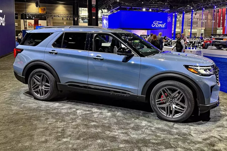 Việc bỏ phiên bản hybrid sẽ giúp rút ngắn thời gian giao xe cho khách hàng. Theo kế hoạch, xe sẽ bắt đầu có mặt tại đại lý Mỹ vào quý II năm nay, mức giá xe Ford Explorer 2025 bán ra dao động từ 41.220 - 56.800 USD.