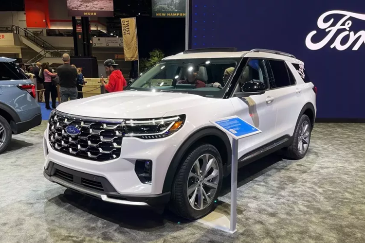 Mắt lưới tản nhiệt của xe sẽ thay đổi theo từng phiên bản. Những thay đổi tiếp theo của xe nằm ở vành la-zăng, cửa cốp, đèn hậu và màu sơn ngoại thất. Bản ST cao cấp nhất sẽ được trang bị nóc màu đen tùy chọn và vành hợp kim 21 inch sơn màu xám Magnetite mới.