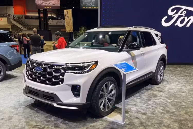 Mắt lưới tản nhiệt của xe sẽ thay đổi theo từng phiên bản. Những thay đổi tiếp theo của xe nằm ở vành la-zăng, cửa cốp, đèn hậu và màu sơn ngoại thất. Bản ST cao cấp nhất sẽ được trang bị nóc màu đen tùy chọn và vành hợp kim 21 inch sơn màu xám Magnetite mới.