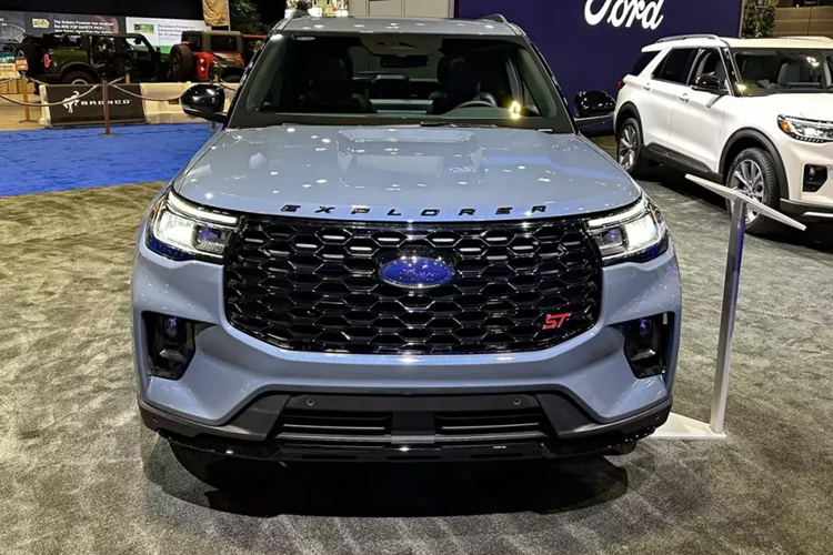 Trong khi đó, màu sơn xanh Vapor Blue Metallic mới sẽ được áp dụng cho mọi phiên bản, trừ Platinum. Bên trong xe, Ford Explorer 2025 được bổ sung thiết kế mặt táp-lô hoàn toàn mới. Mặt táp-lô được đẩy về phía trước nhiều hơn để nới rộng không gian cho người ngồi ở hàng ghế đầu.