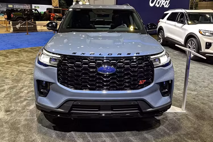 Trong khi đó, màu sơn xanh Vapor Blue Metallic mới sẽ được áp dụng cho mọi phiên bản, trừ Platinum. Bên trong xe, Ford Explorer 2025 được bổ sung thiết kế mặt táp-lô hoàn toàn mới. Mặt táp-lô được đẩy về phía trước nhiều hơn để nới rộng không gian cho người ngồi ở hàng ghế đầu.