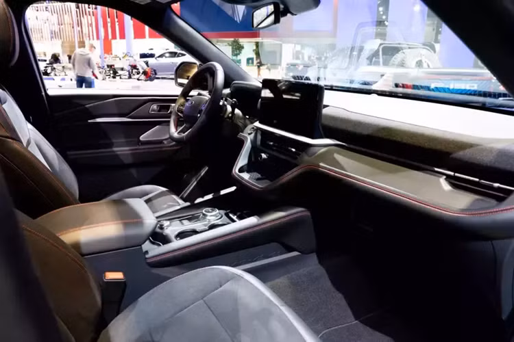 Màn hình này hỗ trợ kết nối Apple CarPlay/Android Auto không dây và tính năng điều khiển bằng giọng nói Google Assistant hoặc Alexa Built-in. Hành khách có thể xem video hoặc chơi điện tử trên màn hình thông tin giải trí. Trong khi đó, bảng đồng hồ của xe giờ đây đã có thể hiển thị bản đồ.