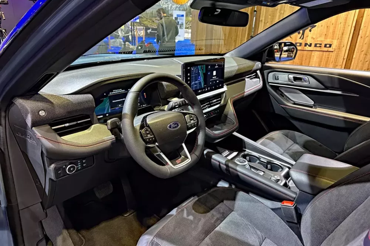 Trên mặt táp-lô xuất hiện màn hình cảm ứng trung tâm 12,3 inch đặt nổi mới với thiết kế nằm ngang và bảng đồng hồ kỹ thuật số 12,3 inch tiêu chuẩn. Màn hình cảm ứng trung tâm tương thích với hệ thống thông tin giải trí Ford Digital Experience dựa trên Google mới.