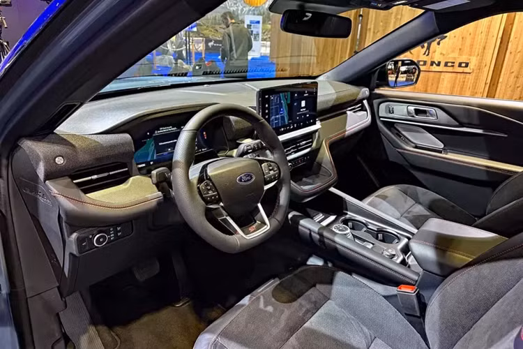 Trên mặt táp-lô xuất hiện màn hình cảm ứng trung tâm 12,3 inch đặt nổi mới với thiết kế nằm ngang và bảng đồng hồ kỹ thuật số 12,3 inch tiêu chuẩn. Màn hình cảm ứng trung tâm tương thích với hệ thống thông tin giải trí Ford Digital Experience dựa trên Google mới.