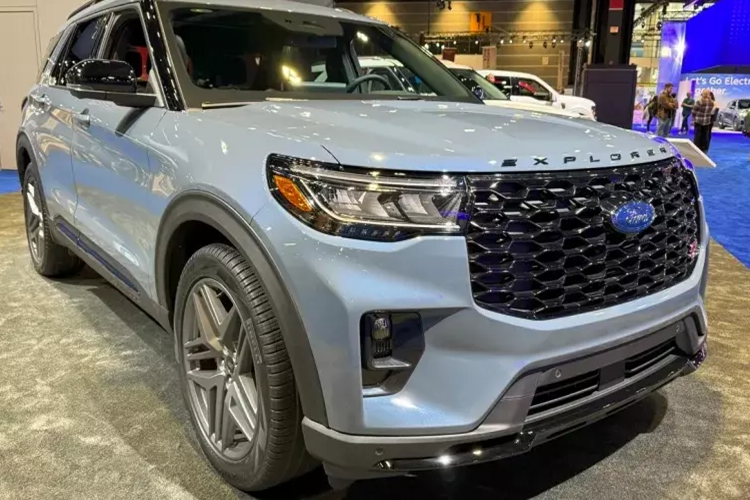 Xe bán ở Việt Nam dự kiến sẽ là phiên bản Platinum. Như thông tin đã đưa, Ford Explorer 2025 mới tại thị trường Mỹ có 4 phiên bản là Active, ST-Line, Platinum và ST. Ở phiên bản nào, xe cũng được trang bị lưới tản nhiệt mới với kích thước lớn hơn trước, cụm đèn pha thu nhỏ lại và cản trước cải tiến với khe gió mới.