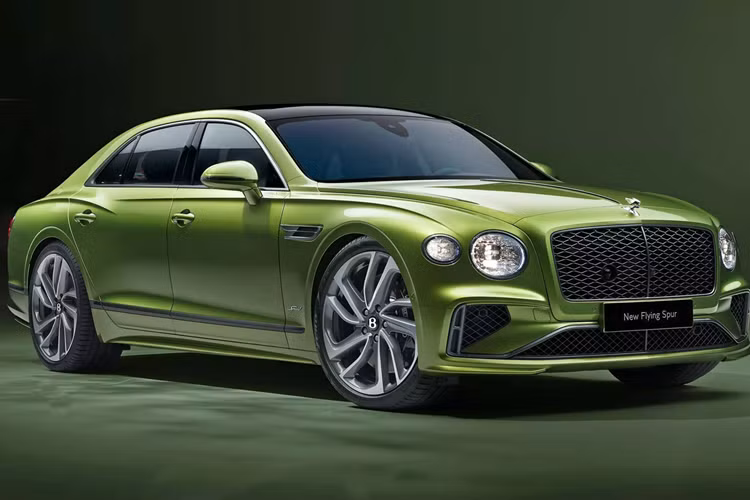 Nếu không để ý kỹ, nhiều người sẽ nhầm mẫu xe sedan Bentley Flying Spur Speed 2025 siêu snag với bản tiền nhiệm. Phải rất nỗ lực mới có thể phát hiện ra họa tiết lưới tản nhiệt mới, một số hốc gió cản được thiết kế lại một chút và một bộ mâm hợp kim 22 inch mới sáng bóng.