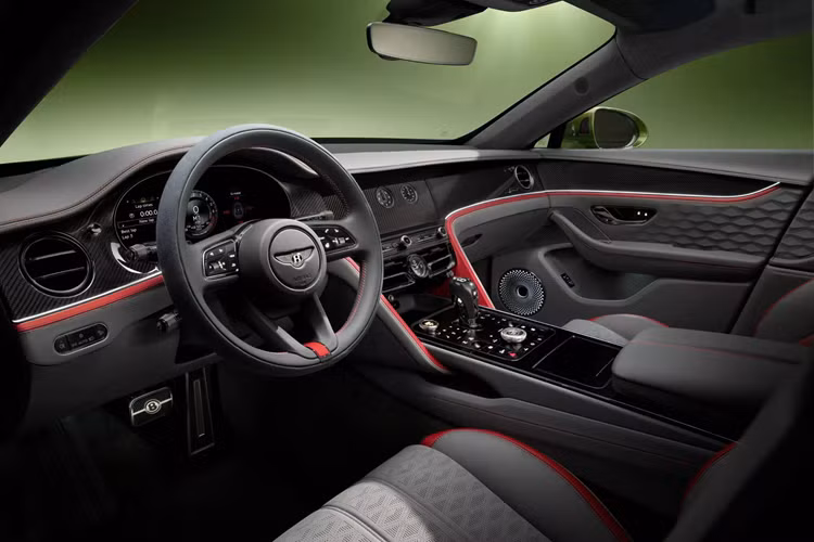 Sức mạnh tổng là 782 mã lực (575 kW) và và mô-men xoắn 1.000Nm, ngang hàng với người anh em Continental GT Speed và Porsche Panamera Turbo S E-Hybrid, đồng thời mạnh hơn 19% so với động cơ W12 vốn đã ngưng sản xuất. Nhờ đó, Bentley Flying Spur Speed 2025 có thể tăng tốc 0-100km/h chỉ trong 3,5 giây, rút ngắn 0,3 giây so với thời gian của mẫu xe cũ.