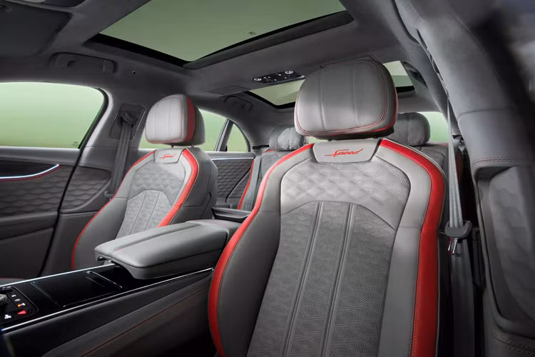 Ở chế độ thuần điện, xe sẽ vận hành trong giới hạn của mô-tơ điện với mức công suất cao nhất là 190 mã lực (140 kW) và mô-men xoắn cực đại 450 Nm, kèm theo tốc độ tối đa hạn chế ở mức 140km/h. Khi cả pin và bình xăng đều đầy, Flying Spur Speed 2025 có thể đi xa tới 829 km, vượt xa mức 600 km của bản Flying Spur PHEV dùng động cơ V6 từng được giới thiệu vào năm 2021.