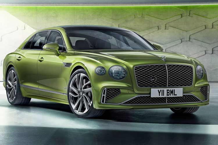 Bentley Flying Spur 2025 mới thế hệ thứ 4 vừa ra mắt, bắt đầu với phiên bản hiệu năng cao nhất có tên gọi là Speed. Mặc dù thoạt nhìn chiếc sedan siêu sang này gần như giống hệt với mẫu cũ, trên thực tế có khá nhiều thay đổi ấn tượng đã được áp dụng, bao gồm hệ truyền động hybrid sạc điện với động cơ V8 thay thế cho máy W12 cũ.