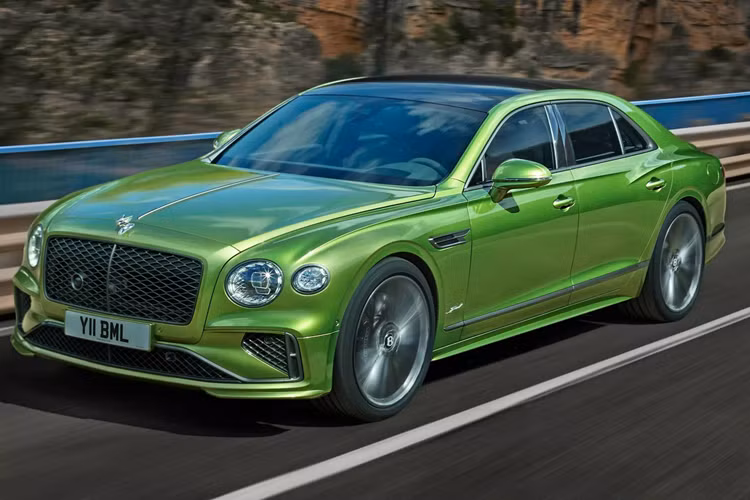 Nội thất hầu như cũng được giữ nguyên, ngoại trừ họa tiết “Precision Diamond” mới trên ghế và các chi tiết trang trí có hiệu ứng nổi 3D trên các tấm ốp cửa. Vậy tại sao Bentley lại gọi đây là thế hệ mới trong khi nó thực chất chỉ là một bản nâng cấp facelift của Flying Spur thế hệ thứ 3 hiện tại?