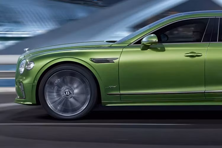 Bentley đã trang bị cho Flying Spur mới rất nhiều công nghệ vận hành tinh xảo. Trang bị tiêu chuẩn bao gồm Bentley Performance Active Chassis, hoàn chỉnh với hệ thống lái bốn bánh, hệ thống treo Bentley Dynamic Ride, phân bổ mô-men xoắn chủ động và bộ vi sai chống trượt giới hạn điều khiển điện tử.