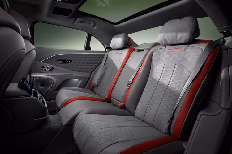 Sự bổ sung yếu tố điện hóa không chỉ giúp cải thiện khả năng vận hành mà còn mang lại phạm vi di chuyển dài hơn. Pin 25,9kWh cho phép xe đi được tối đa 76 km (tính theo WLTP) ở chế độ lái thuần điện và cần 2 giờ 45 phút để sạc đầy trở lại từ trụ sạc.