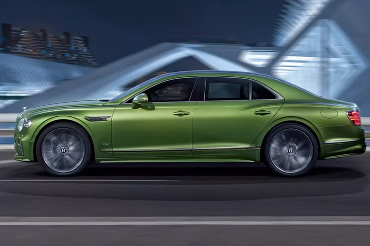 Bentley Flying Spur Speed 2025 đã từ bỏ khối động cơ W12 6.0 lít 592 mã lực để thay bằng hệ thống hybrid sạc điện PHEV, được cấu thành từ động cơ xăng V8 tăng áp kép 4.0L có công suất 600 mã lực và một mô-tơ điện công suất 190 mã lực.