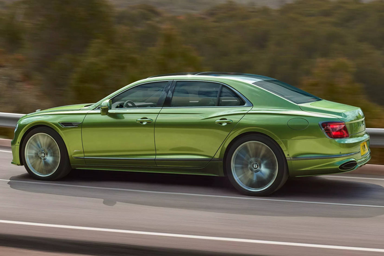 Câu trả lời nằm ở hệ thống truyền động mang tên “Ultra Performance Hybrid” từng xuất hiện trên mẫu Continental GT Speed thế hệ mới, cho phép Bentley tự hào gọi chiếc Flying Spur Speed mới là “siêu xe bốn cửa” đầu tiên của hãng.