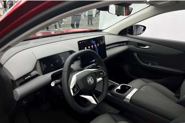 Về thiết kế, phần đầu của MG ES5 được làm tối giản nhưng vẫn có sự liền mạch. Theo đó, lưới tản nhiệt thiết kế chia đôi kết hợp với đèn pha được làm thanh mảnh, sắc sảo.