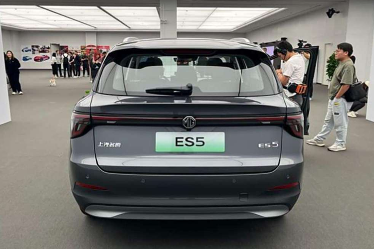 Tùy thuộc vào dung lượng của bộ pin lithium iron phosphate – 49,1 kWh hoặc 62,2 kWh, do liên doanh CATL-SAIC cung cấp, các tùy chọn phạm vi chạy hoàn toàn bằng điện của là 425 km, 515 km và 525 km (theo tiêu chuẩn CLTC). Theo công bố của nhà sản xuất, độ dày 110 mm của cụm pin MG ES5 thuộc vào dòng mỏng nhất thế giới.