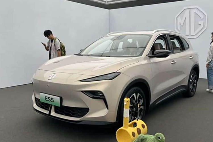 Mẫu CUV điện MG ES5 2024 này có chiều dài, chiều rộng và chiều cao lần lượt là 4.476 x 1.849 x 1.621 mm và chiều dài cơ sở là 2.730 mm. Các tùy chọn trọng lượng không tải là 1.685 kg và 1.740 kg. Diện tích sử dụng tối đa chính thức trong xe là 4,24㎡.
