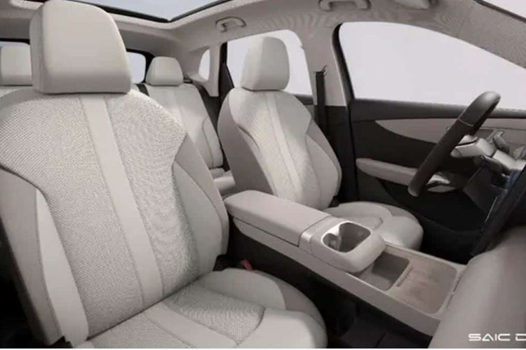 Nhìn ngang hông xe, MG ES5 có tay nắm cửa dạng truyền thống, gương chiếu hậu màu đen tương phản màu sơn ngoại thất, giá nóc màu bạc. Xe có hai tùy chọn mâm là 17 inch và 18 inch. Ở phía sau, MG ES5 gây ấn tượng với đèn hậu hình chữ Y kéo dài độc đáo.