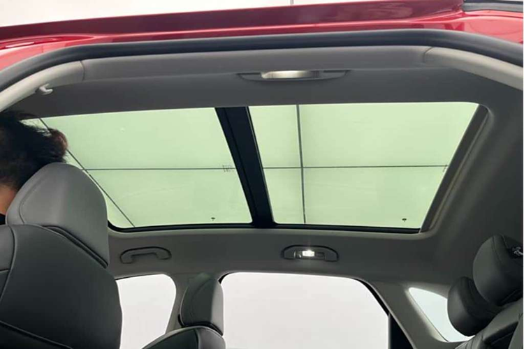 Bên trong cabin, buồng lái áp dụng bố cục màn hình điều khiển trung tâm phổ biến với bảng điều khiển và vô lăng đáy phẳng. Kích thước màn hình hiện chưa được tiết lộ. Bảng điều khiển trung tâm áp dụng thiết kế rỗng để cung cấp thêm không gian lưu trữ ở phía dưới, đi kèm với hai giá để cốc và hỗ trợ sạc không dây cho điện thoại di động.