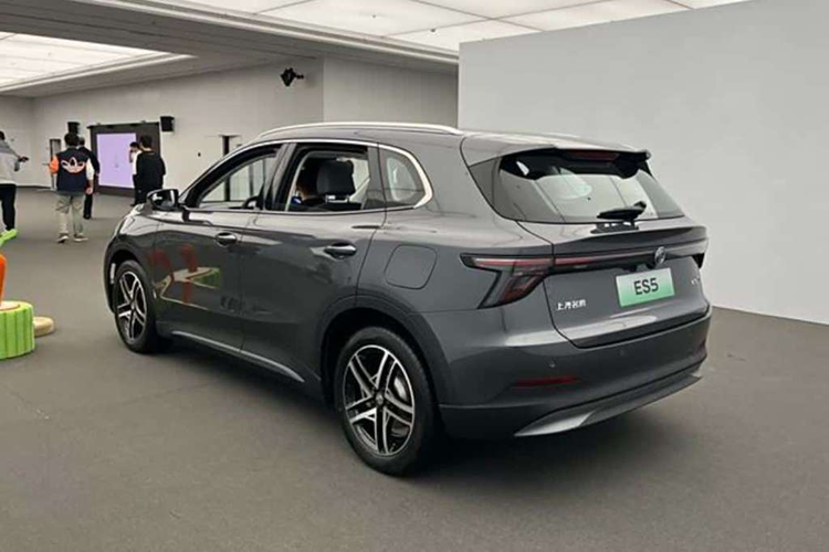 “Sức mạnh” trên MG ES5 đến từ động cơ điện phía sau, sản sinh công suất tối đa 168 mã lực và mô-men xoắn cực đại 250 Nm. Thời gian tăng tốc từ 0 đến 100 km/h của xe là 8 giây và tốc độ tối đa có thể đạt 170 km/h.